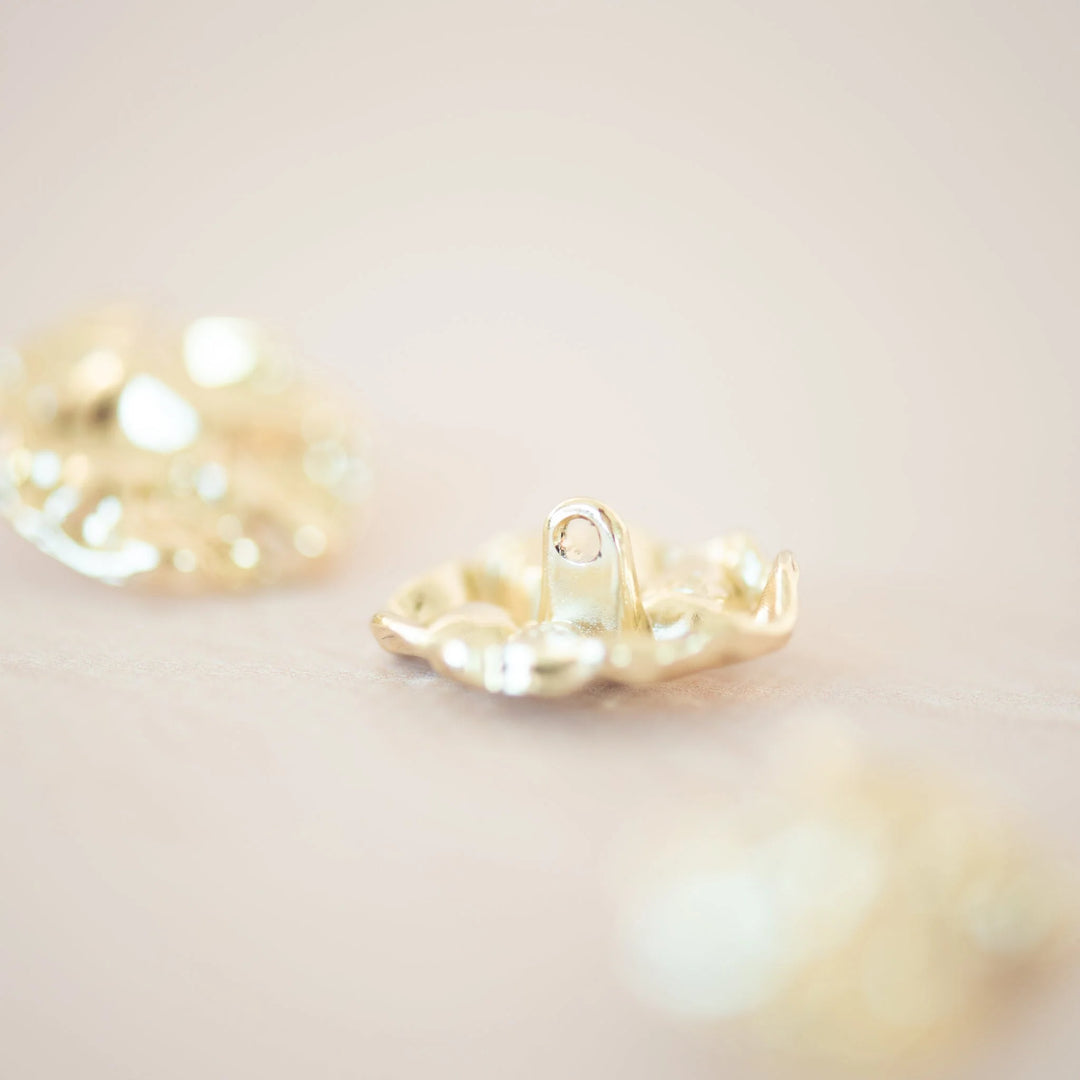 Moderni kultainen nappi