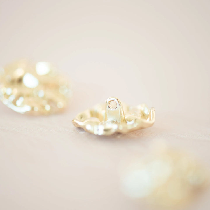 Moderni kultainen nappi